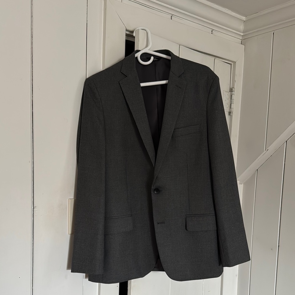 Elegant Gray Blazer with Tailored Silhouette and Textured Fabric